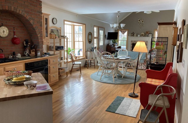 Quiet 2 bd, 1 1/2 bath hideaway, with refreshing lake breezes