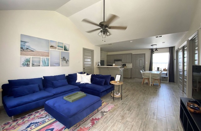Quiet 2BR 2BA, Laundry, Wi-Fi, Near Shops & Restos