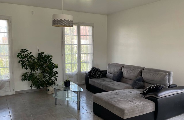 Quiet 4 bedroom house with garden and garage near Troyes, lakes and Nigloland