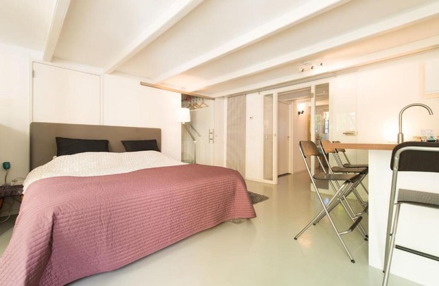 Quiet apartment for 4 at park in center