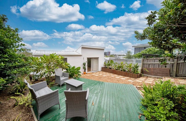 Quiet back yard guest house in the heart of Bulimba.