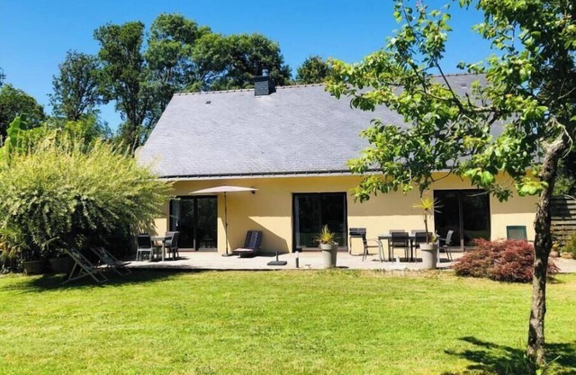 Quiet, bright single-storey house close to beaches, port and GR34.