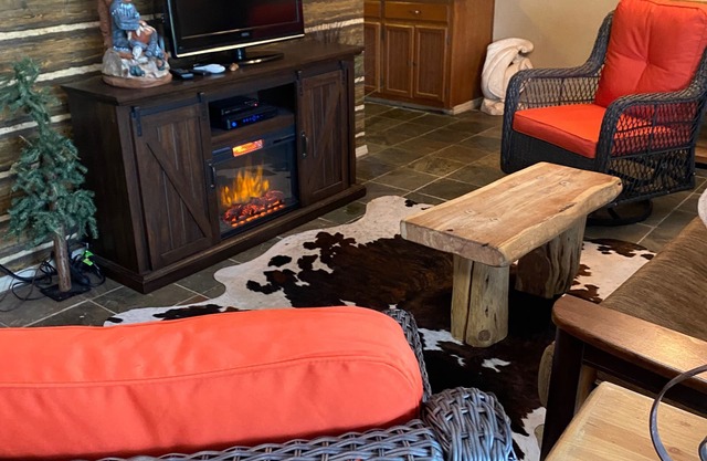 Quiet cabin minutes from Lake Tenkiller. Family or couple friendly.
