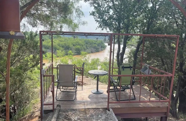 Quiet cabin on the Brazosn