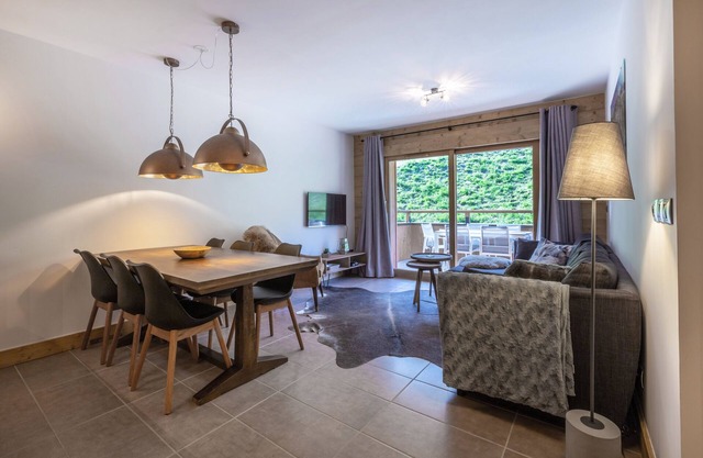 Quiet, close to center - Ski-In/Out , Parking, Linen . Cleaning paid separately.