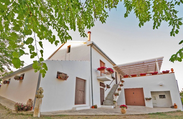 Quiet Country House in Abruzzo with Jacuzzi