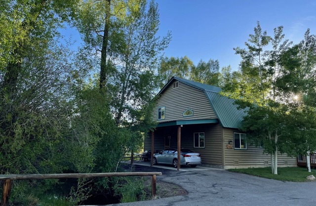 Quiet Cozy Condo in town but walking distance to the Gunnison River