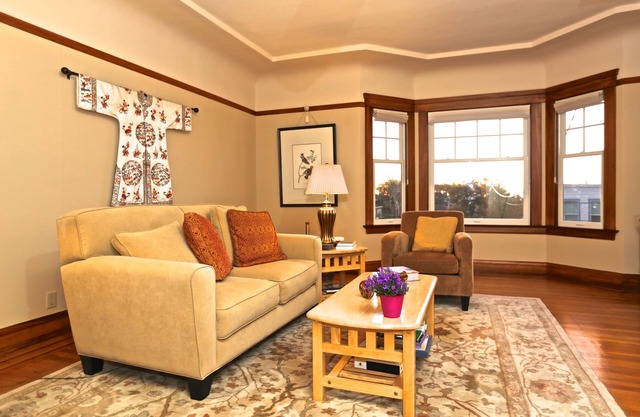 Quiet Elegance - Fabulous Location - Everything You Need