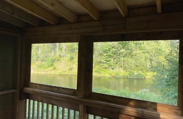 Quiet fishing cabin along the River Philip. Access to atv and snowmobile trailsn