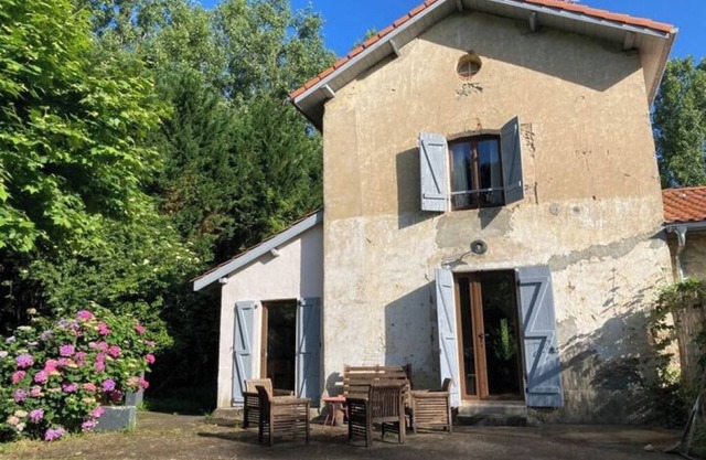 Quiet gîte with swimming pool, exceptional view, sleeps 5, Océan & Pays Basque