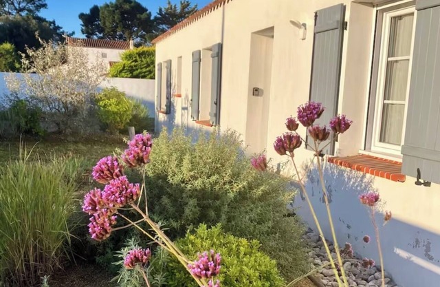 Quiet garden apartment just minutes from town center and beaches.