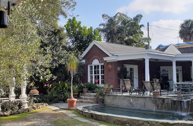Quiet Garden Retreat Downtown Orlando - Private Apartment, Shared Pool and Patio