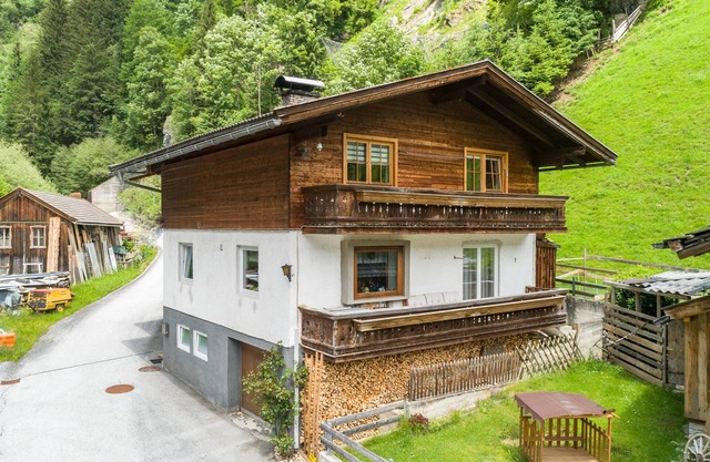 Quiet holiday home with large terrace and bath