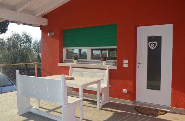 Quiet holidays, in an area surrounded by greenery, 100 mt from the center