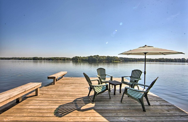 Quiet Home on Lake Hawkins w/Kayaks + Dock!
