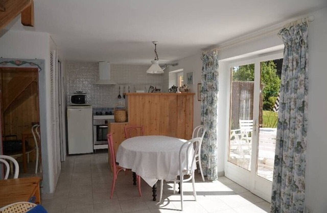 Quiet house 50 m from the beach near shops