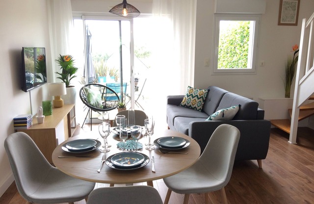 Quiet house for 4 people in private domain with swimming pool - golf and beach nearby