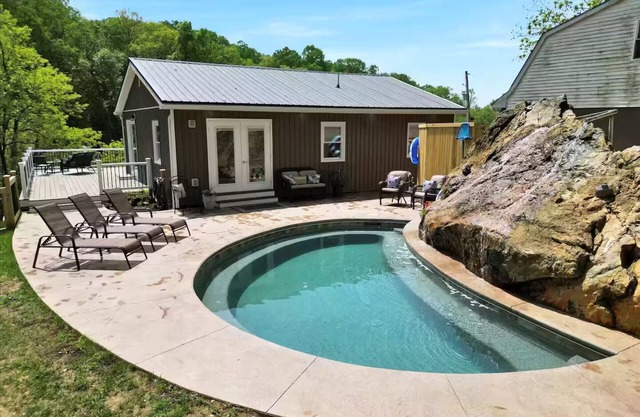 Quiet house heated pool & waterfall open all yearnn