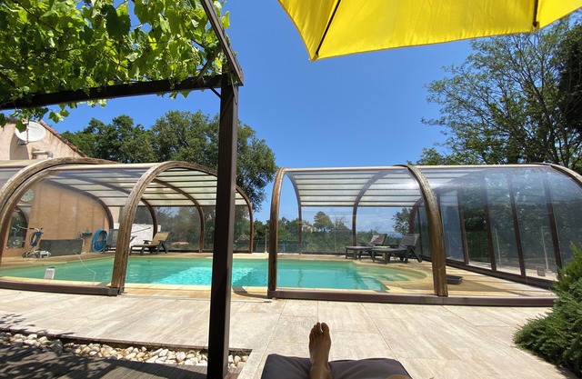 Quiet house in nature, large swimming pool,beach 2 kms away,3 bedrooms, sea view