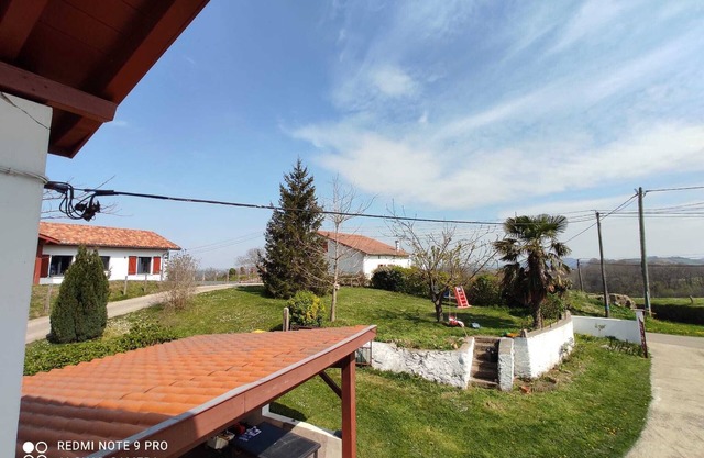 Quiet house in the countryside between the mountains and the ocean