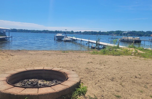 Quiet lakefront home on Ore Lake, 25 minutes to the Big House, Michigan Stadium