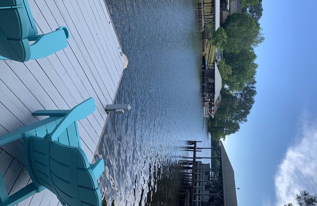 Quiet Lakefront retreat minutes from full service marina and restaurant