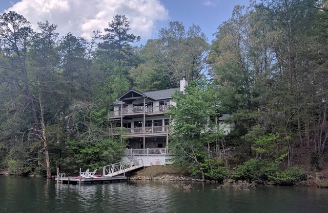 Quiet Lakeside Mountain Retreat on beautiful Lake Santeetlah