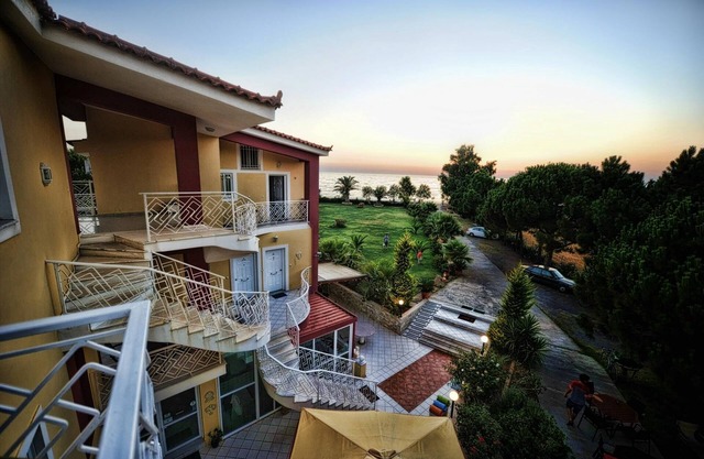 Quiet luxury beachfront Suites in Kalo Nero Beach with spectacular ocean views