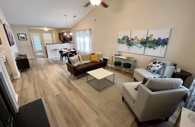 Quiet neighborhood, 10 min for downtown, 5 mins to Fort Jackson