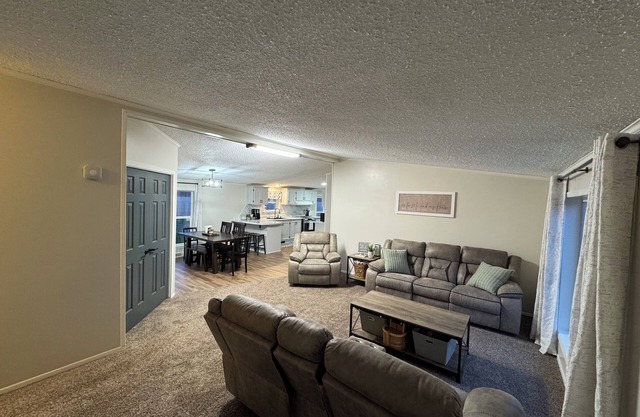 Quiet. Relaxing. 4-bedroom House with AC, Jetted Tub and WiFi.