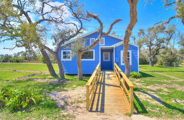Quiet Sea Point Cottage by Redawning