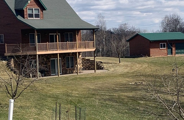 Quiet, secluded bluff top cabin with beautiful sunsets