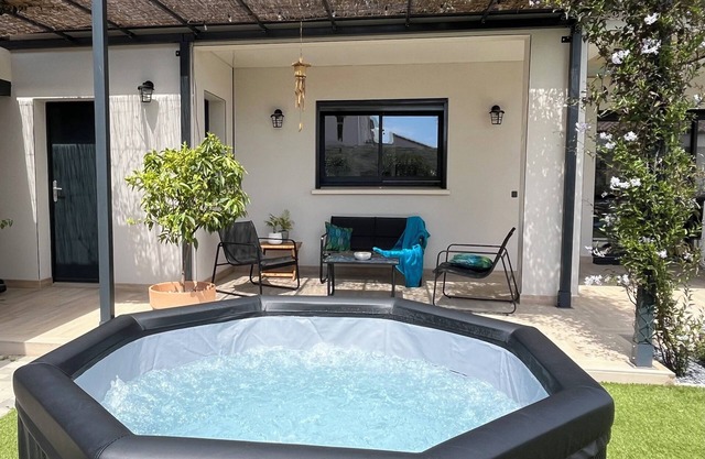 Quiet villa with spa, very well located for visiting the region, beach 20 min away.