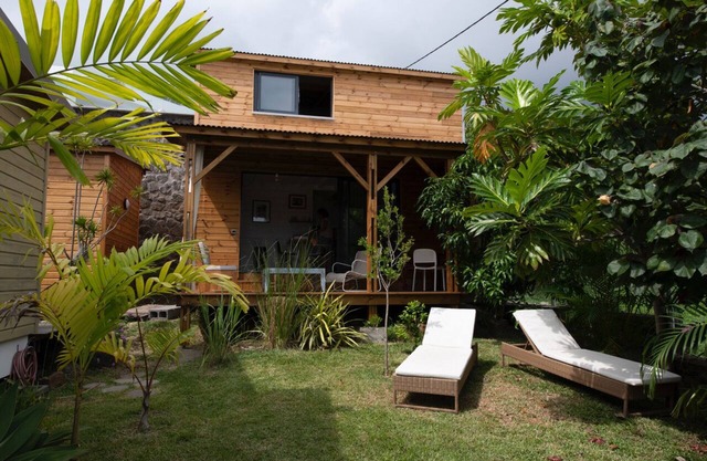Quiet wooden house, sea and garden view