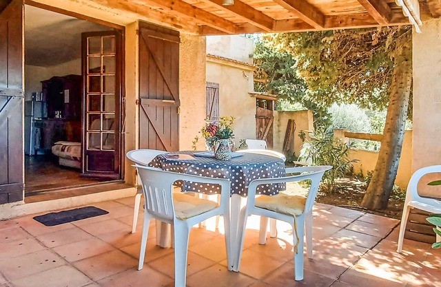 Quietly located vacation apartment in a rural villa with sea view.