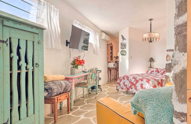 Quirky Santa Cruz Studio w/Shared Courtyard!