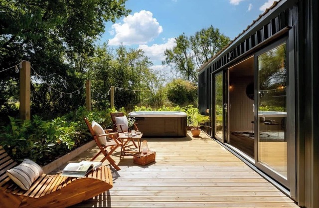 Rabbits Warren - Cotswolds Stay with Sauna and Hot Tub