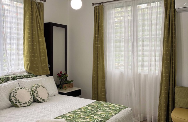 Rainforest Escape with Stunning Views minute's drive away from everything!