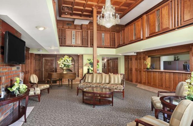 Ramada by Wyndham Saginaw Hotel & Suites