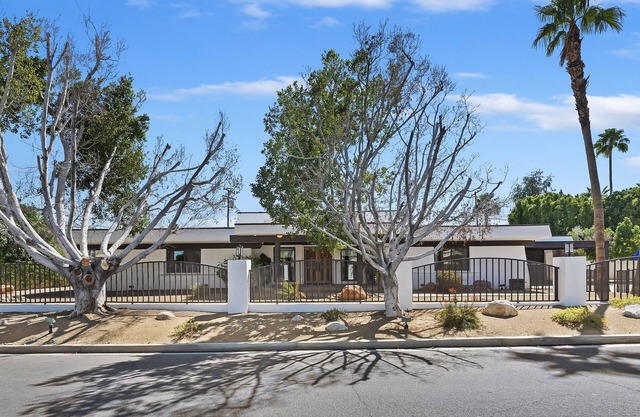 Rare 5-bedroom Compound in South Palm Desert ! Walk to El Paseo - Accomodates 12