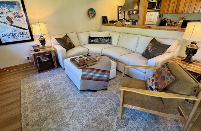 RASPBERRY MOOSE Tranquil One-Bedroom Corner Unit in The Aspens with Wildlife!