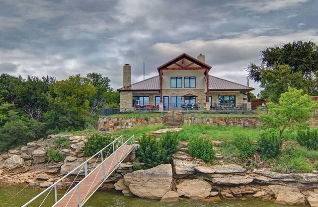 RC141, Beautiful Waterfront Home with Dock and Pool