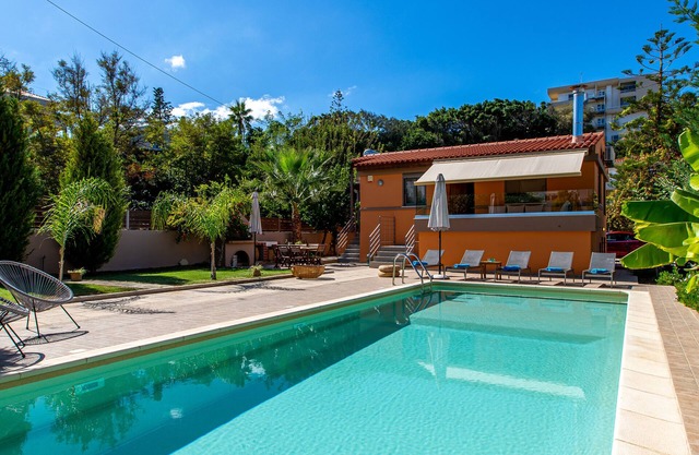 Rea's Sea House with private pool (10m x 4m)