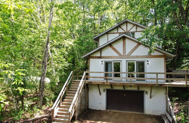 Ready to become a real love bird? Beautiful cabin to wake up hearing song birds