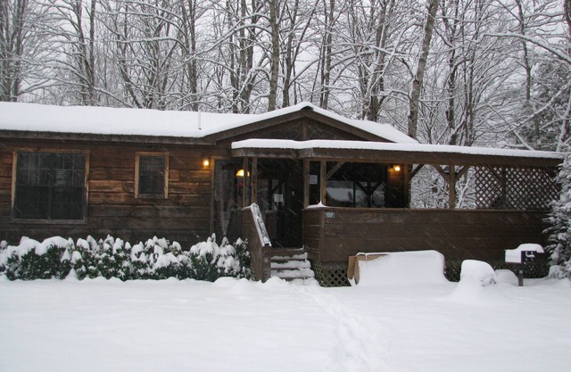 Real Logs-1BR, queen & futon-sleeps 4. Riverside w/Hot Tub