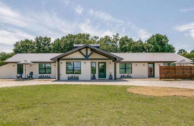 Recently Remodeled Home near Lake Lewisville & The Olana