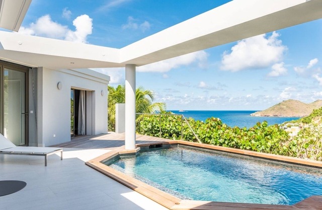 Recently Renovated Contemporary 3 BDRM Villa w Pool