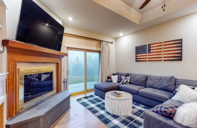 Recently Renovated Ski-In/Out Condo w/Fireplace, Shared Pool, Hot Tub, Sauna