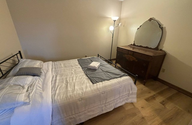 Red Barn Village: Cushy Studio with Bath