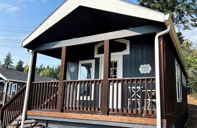 Red Bluff Cabin with Scenic Views at Maple Way Cabins